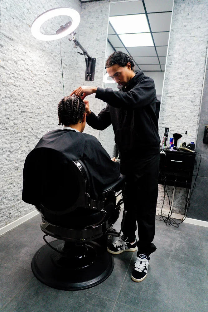 Knipbehandeling in de barbershop